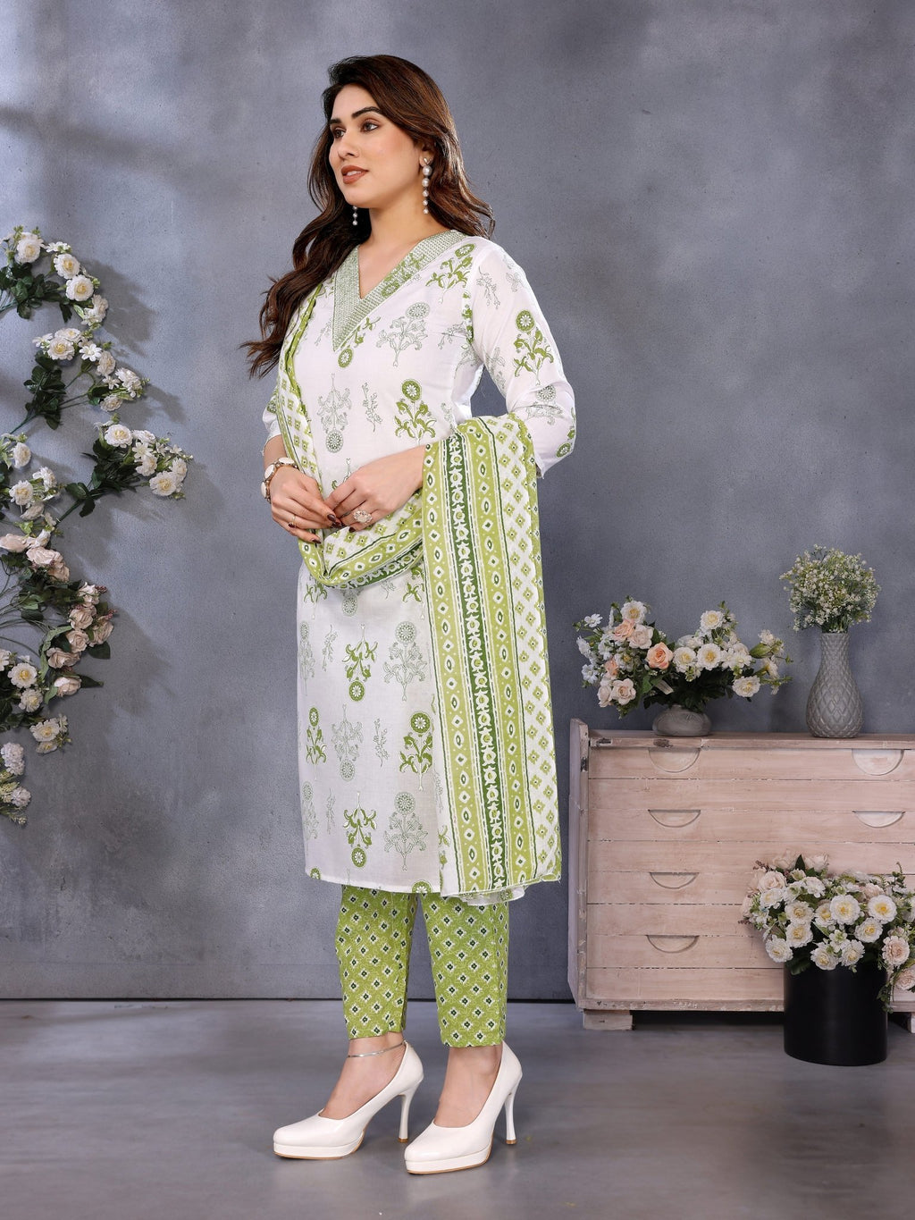 Green Straight Kurta Set — side view — Green Cotton Blend women — Banwaree