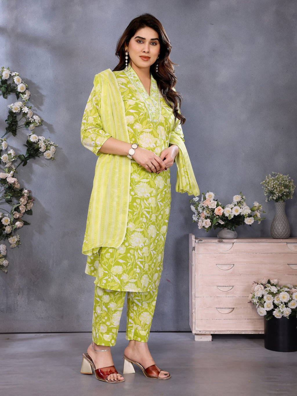Green Printed Cotton Blend Ethnic Kurta Set — side view — Green Cotton Blend women — Banwaree