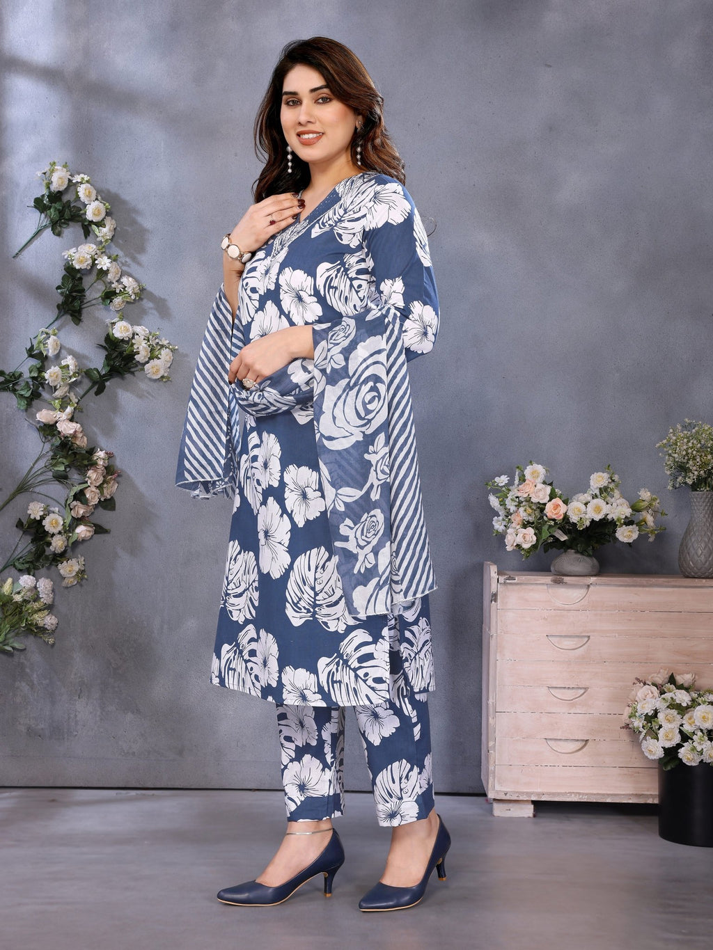 Blue Indian Kurta Set — side view — Blue Cotton Blend women — Banwaree