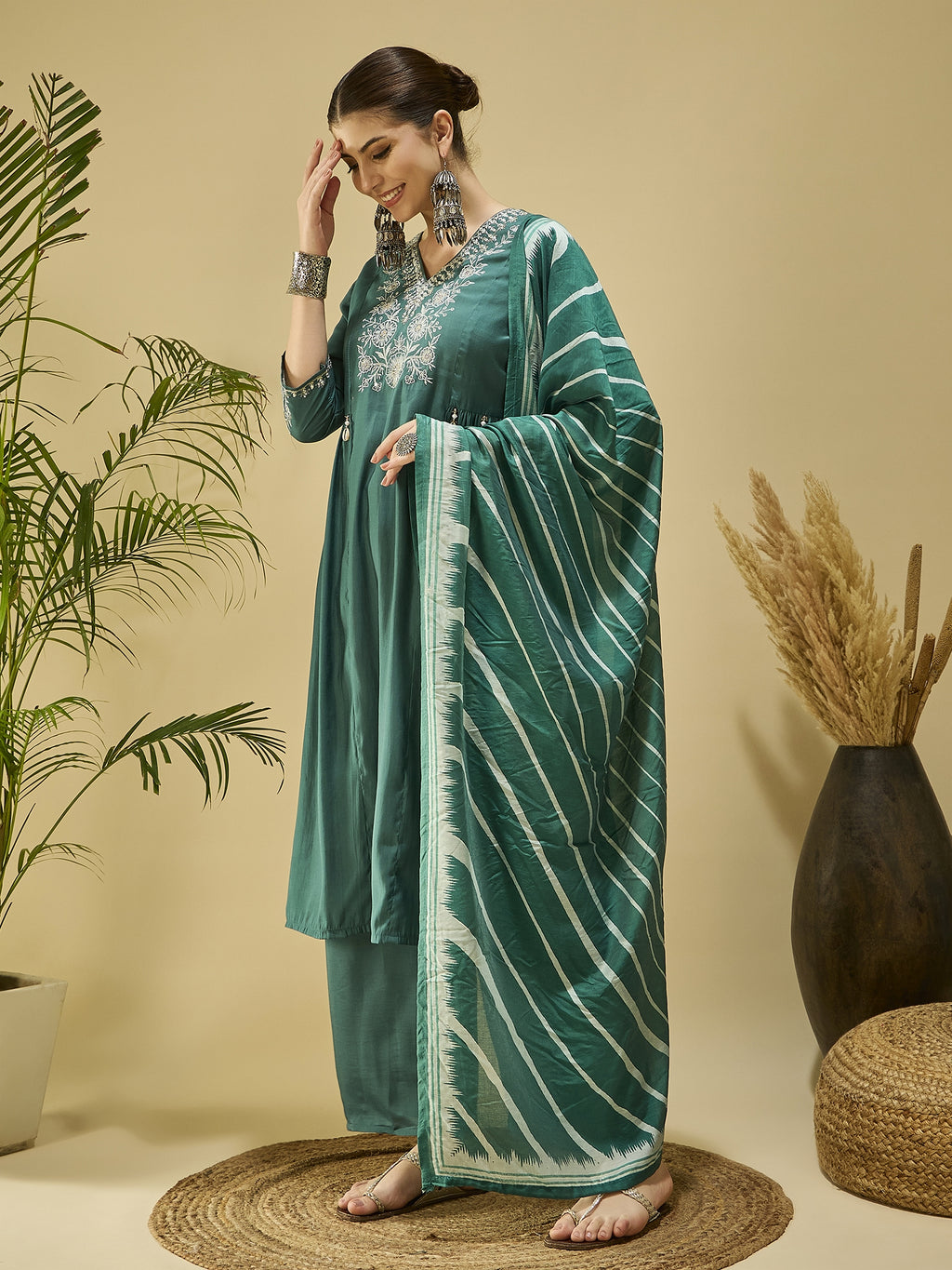 Green Embroidered Silk Blend Kurta Set — side view — Green Silk Blend women — Banwaree